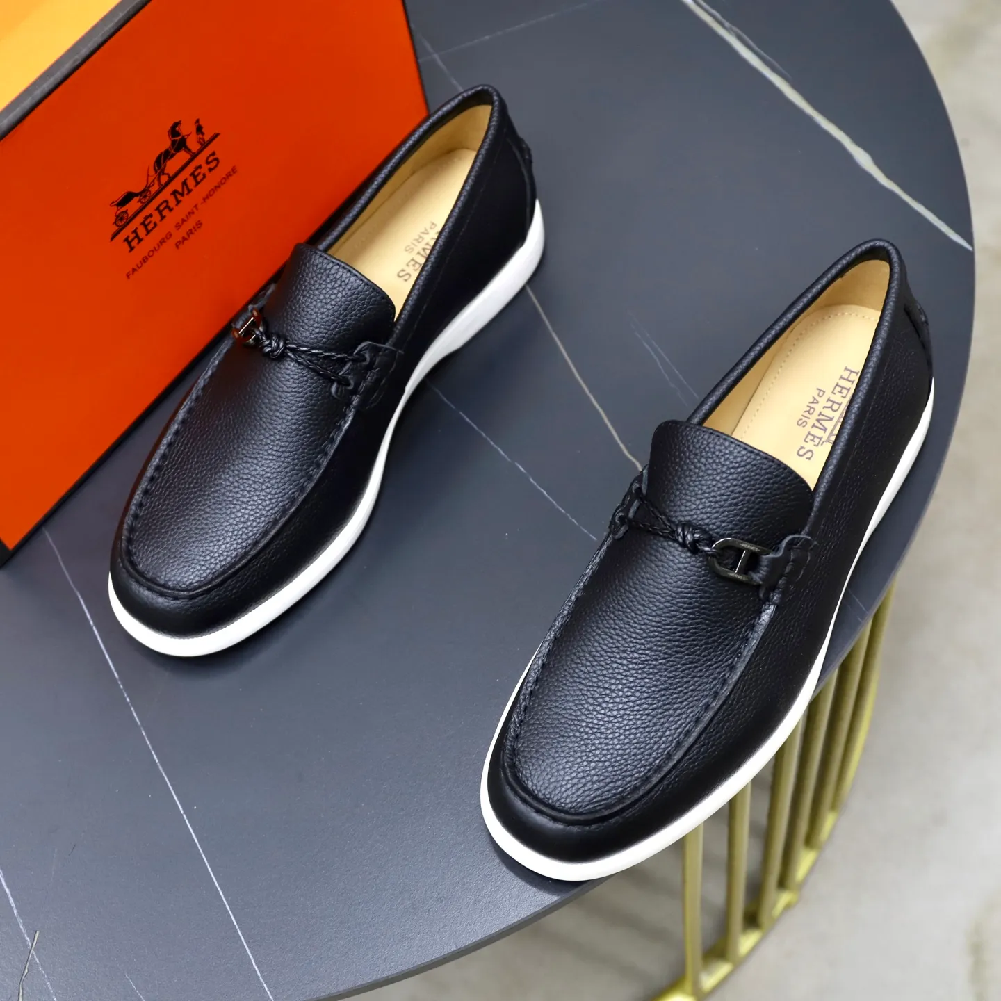 Ex-factory price: 560💰Hermès/Hermès slip-on men's shoes. This shoe is made of imported pebbled cowhide. It has simple and smooth lines and is combined with aerodynamically designed 3CM rubber foam ultra-light soles! Youthful and fashionable, classic H-shaped hardware buckle decoration, calf lining gently wraps the feet, with logo cowhide feet, casual and urban style, highlighting youthful vitality, sports and leisure version, super versatile, code number: 38-39-40-41-42-43-44 standard leather shoe size (45 can be customized but does not support returns)